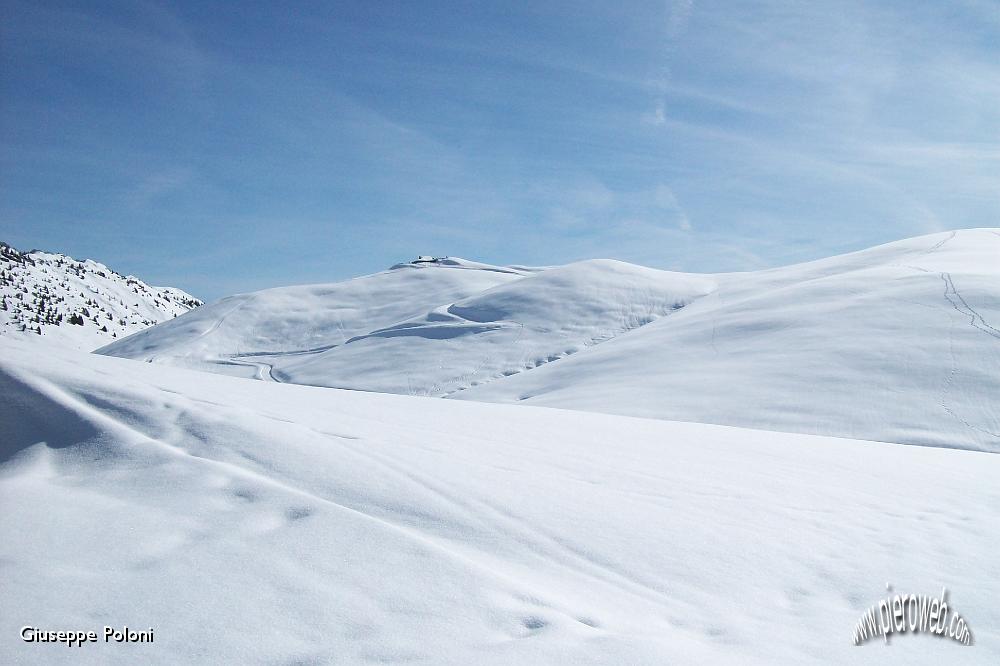 10- deserti nevosi, sulla sommità il rifugio  .jpg